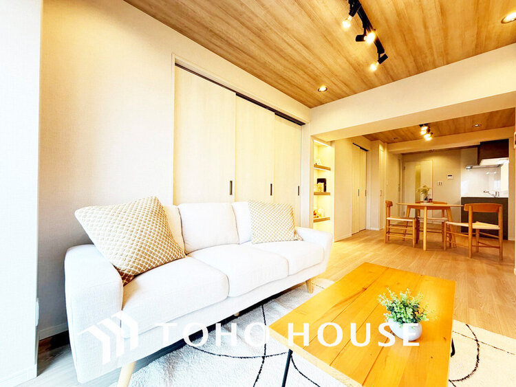 内装 上質な時間を育む暮らしのメインステージ。寛ぎとコミュニケーションを育む居心地のよい場所