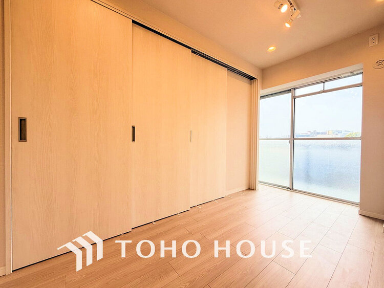 内装 採光もある洋室は、くつろぎのひと時を過ごすのにぴったり