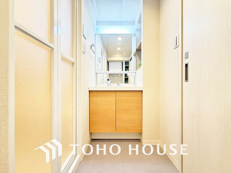 洗面 白を基調とした清潔感のある洗面室で朝の身支度を