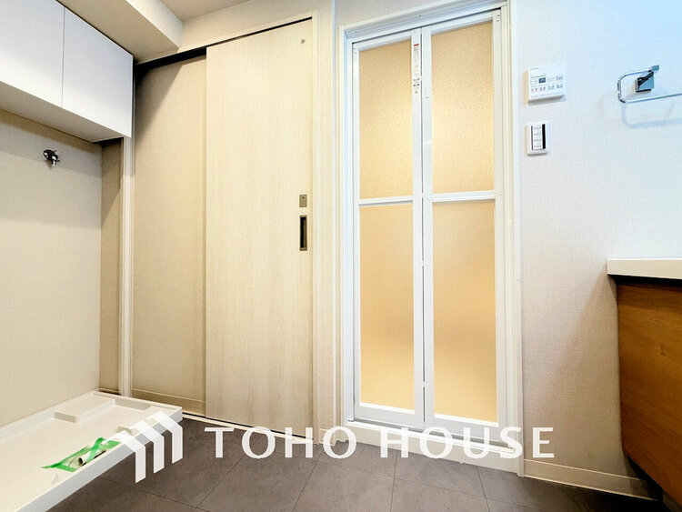 洗面 落ち着きのある色合いでまとめられた洗面室