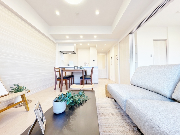 居間 忙しく過ぎゆく日常を置き去るほど、ゆったりした時間が流れるリビング。