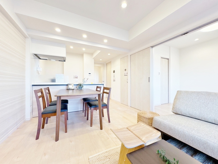 居間 居心地の良い空気感は、暮らしのステージを彩り、心からのやすらぎと満足感を与えてくれます。