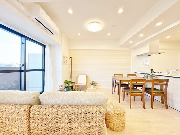 居間 飾り過ぎないシンプルな内装と偏り過ぎないデザインで統一しました。