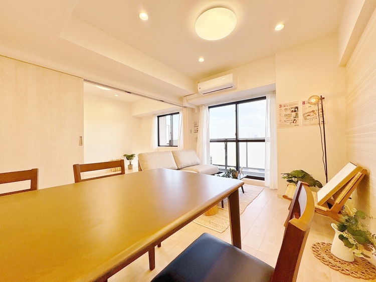 居間 快適に過ごす毎日を求めて、暮らしの中でご自身の「マイホーム」に創り上げてください。