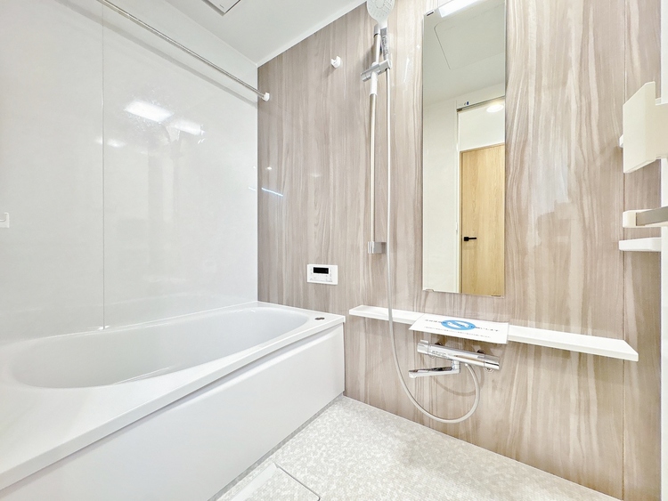 風呂 一日の疲れを癒すバスルームは、心地よいリラックスを叶える清潔感溢れる空間です。