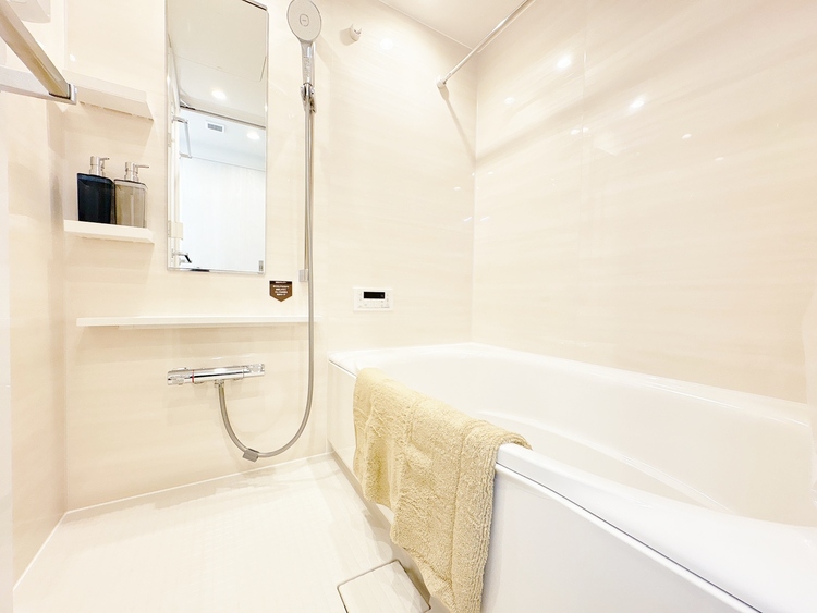 風呂 一日の疲れを癒すバスルームは、心地よいリラックスを叶える清潔感溢れる空間です。