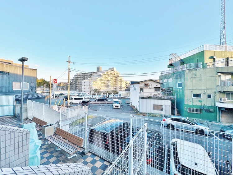 バルコニー 窓を開けると広がる青空。心をリフレッシュして日々を過ごしていきましょう。