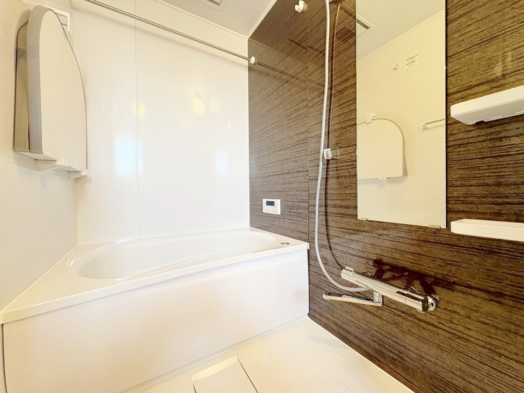 風呂 一日の疲れを癒すバスルームは、心地よいリラックスを叶える清潔感溢れる空間です。