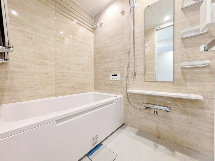 風呂 一日の疲れを癒すバスルームは、心地よいリラックスを叶える清潔感溢れる空間です。