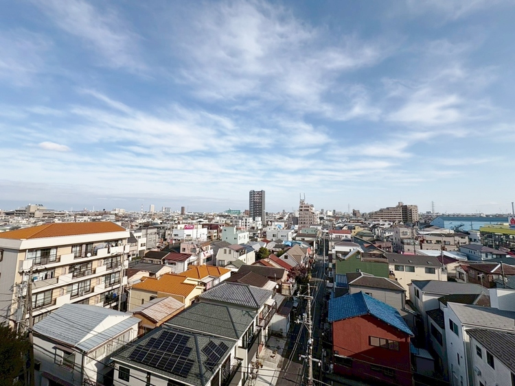 バルコニー 窓を開けると広がる青空。心をリフレッシュして日々を過ごしていきましょう。