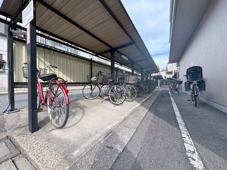 設備 きちんと整備された駐輪場。住む方の心遣いが感じられます。
