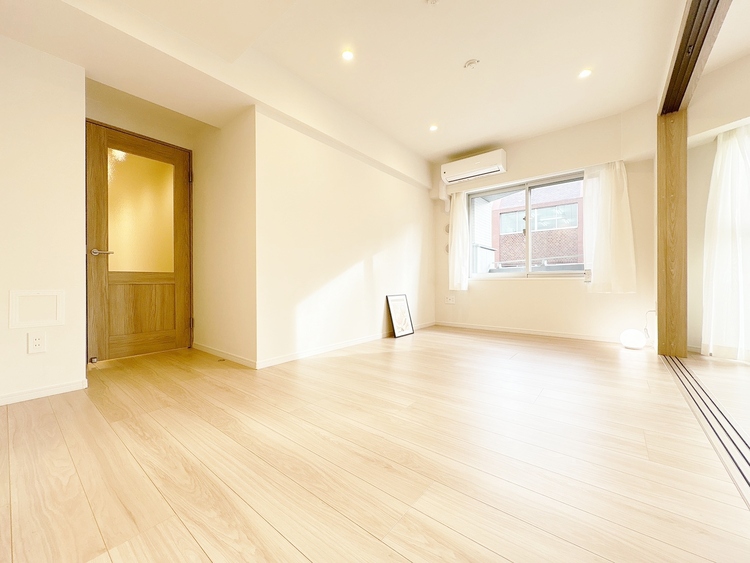 居間 居心地の良い空気感は、暮らしのステージを彩り、心からのやすらぎと満足感を与えてくれます。