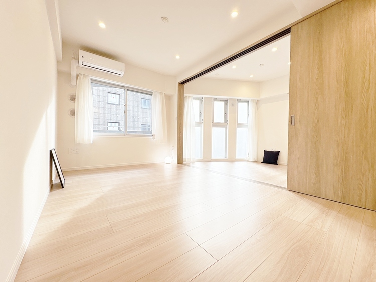 居間 飾り過ぎないシンプルな内装と偏り過ぎないデザインで統一しました。