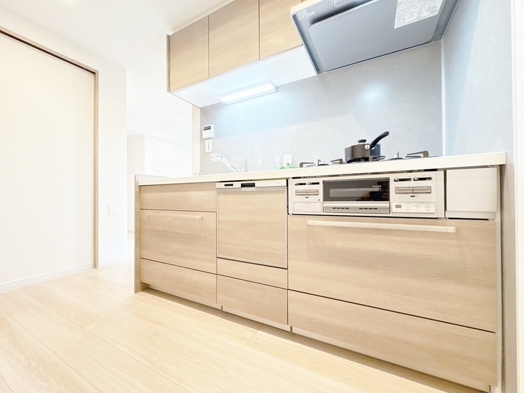 キッチン スマートな意匠と充実の機能を備えたキッチンが、暮らしにおいしい彩りを添えます。