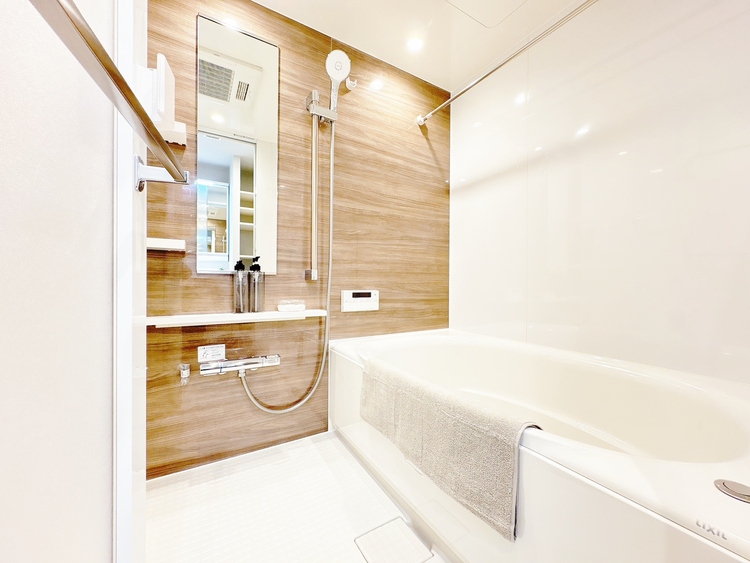 風呂 一日の疲れを癒すバスルームは、心地よいリラックスを叶える清潔感溢れる空間です。