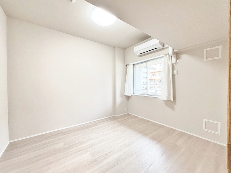 寝室 ベッドも十分に設置するスペースがあります。