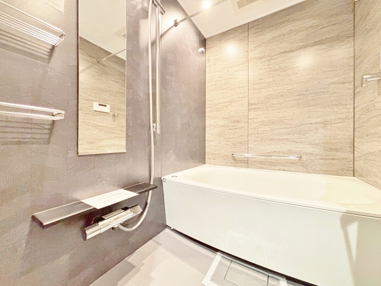 風呂 一日の疲れを癒すバスルームは、心地よいリラックスを叶える清潔感溢れる空間です。