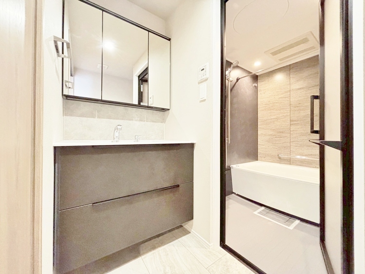 洗面 何かと物が増える場所だからこそ、スッキリと見映えの良い空間に。