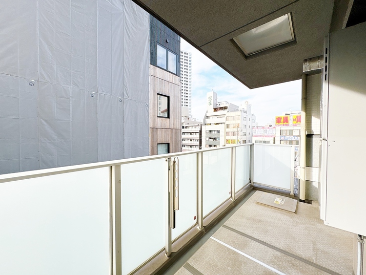 バルコニー 窓を開けると広がる青空。心をリフレッシュして日々を過ごしていきましょう。