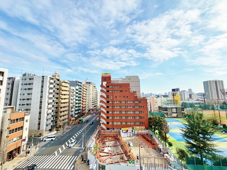 バルコニー 窓を開けると広がる青空。心をリフレッシュして日々を過ごしていきましょう。