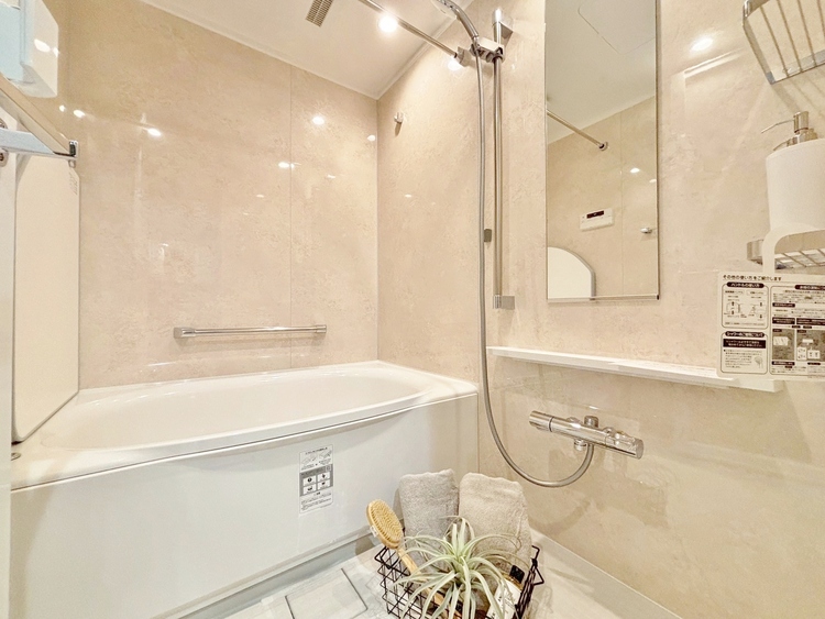 風呂 一日の疲れを癒すバスルームは、心地よいリラックスを叶える清潔感溢れる空間です。
