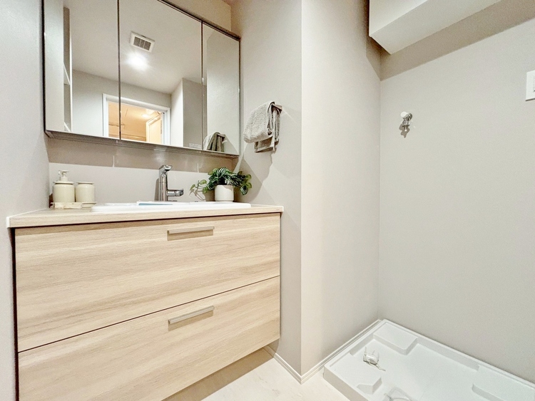 洗面 何かと物が増える場所だからこそ、スッキリと見映えの良い空間に。