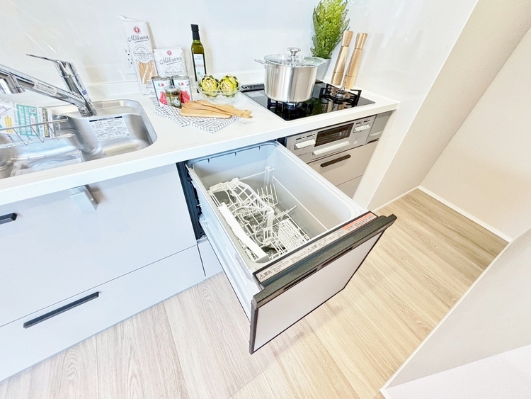 設備 家事の時短に役立つ食洗機。省スペースのビルトインタイプを採用致しました。