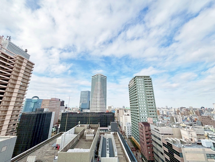 バルコニー 窓を開けると広がる青空。心をリフレッシュして日々を過ごしていきましょう。