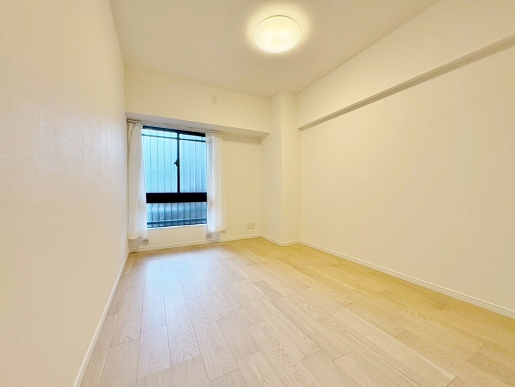 寝室 ベッドも十分に設置するスペースがあります。