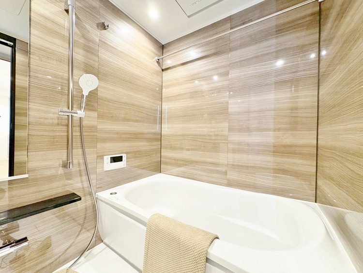 風呂 一日の疲れを癒すバスルームは、心地よいリラックスを叶える清潔感溢れる空間です。