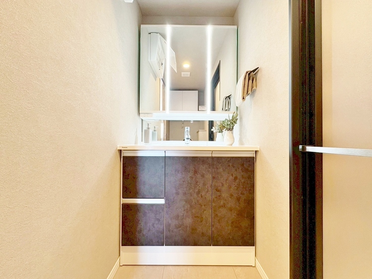 洗面 何かと物が増える場所だからこそ、スッキリと見映えの良い空間に。