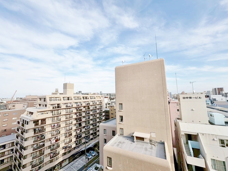 バルコニー 窓を開けると広がる青空。心をリフレッシュして日々を過ごしていきましょう。