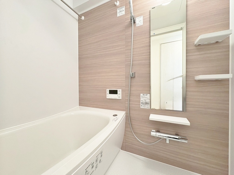 風呂 一日の疲れを癒すバスルームは、心地よいリラックスを叶える清潔感溢れる空間です。