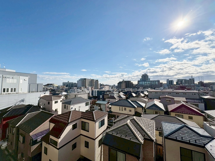 バルコニー 窓を開けると広がる青空。心をリフレッシュして日々を過ごしていきましょう。