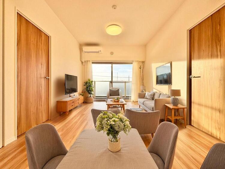 居間 （CG加工写真）飾り過ぎないシンプルな内装と偏り過ぎないデザインで統一しました。