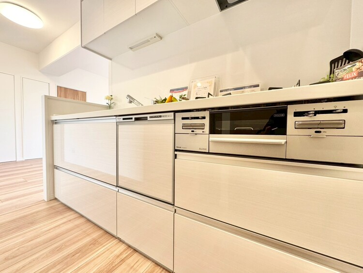 キッチン スマートな意匠と充実の機能を備えたキッチンが、暮らしにおいしい彩りを添えます。