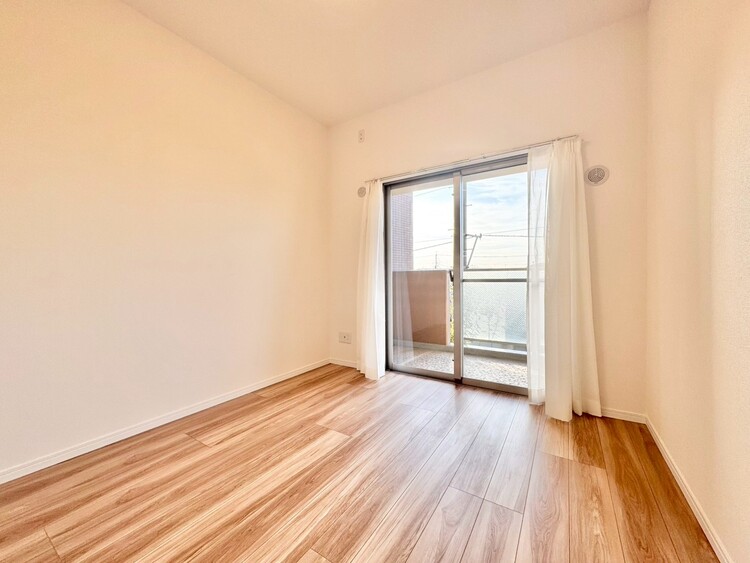 寝室 ベッドも十分に設置するスペースがあります。