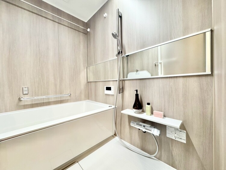 風呂 一日の疲れを癒すバスルームは、心地よいリラックスを叶える清潔感溢れる空間です。