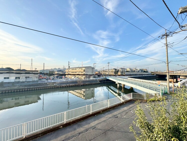 バルコニー 窓を開けると広がる青空。心をリフレッシュして日々を過ごしていきましょう。