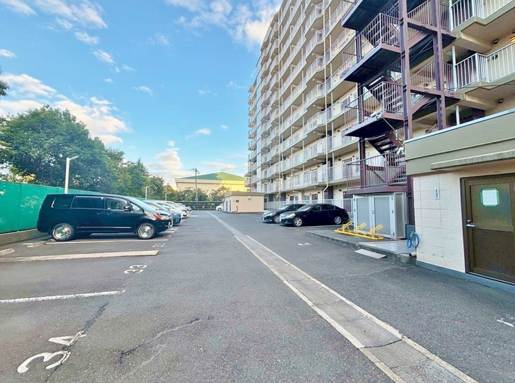 駐車場 本物件の駐車スペースです。車種制限のある場合もございますので、お気軽にお問い合わせくださいませ。