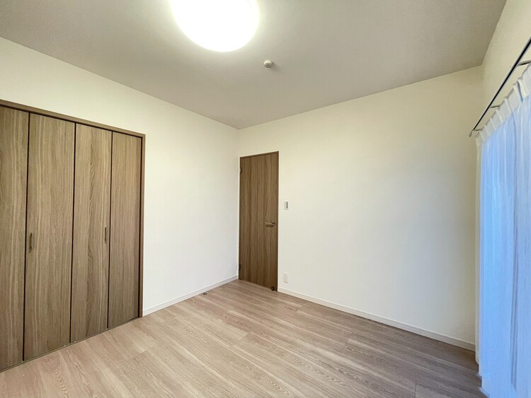 寝室 ベッドも十分に設置するスペースがあります。