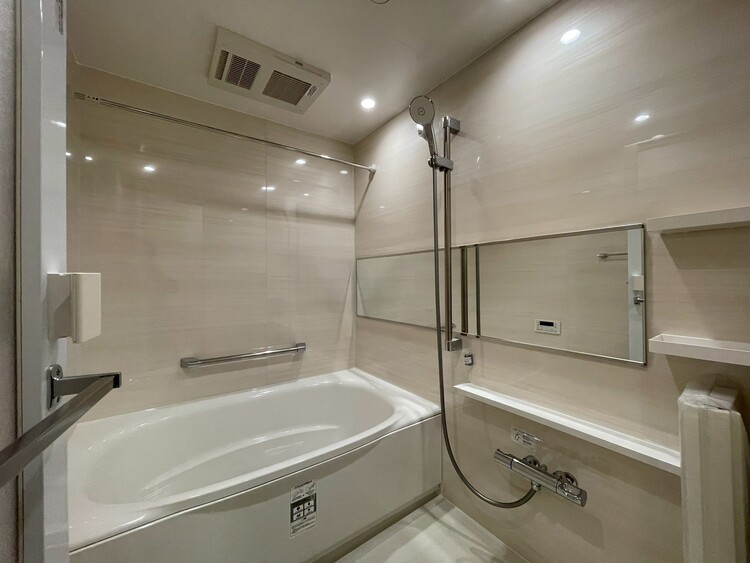 風呂 一日の疲れを癒すバスルームは、心地よいリラックスを叶える清潔感溢れる空間です。