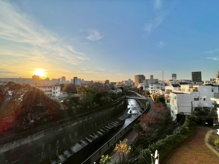 バルコニー 窓を開けると広がる青空。心をリフレッシュして日々を過ごしていきましょう。