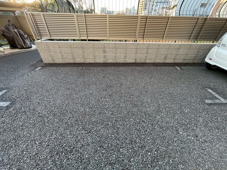 駐車場 本物件の駐車スペースです。車種制限のある場合もございますので、お気軽にお問い合わせくださいませ。