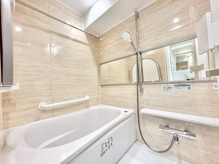 風呂 一日の疲れを癒すバスルームは、心地よいリラックスを叶える清潔感溢れる空間です。