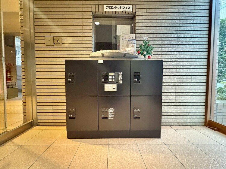 設備 共用部分の宅配ボックスです。留守中の荷物受け取りもできるので、安心して外出ができますね。