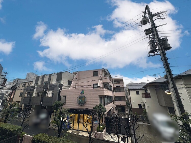 バルコニー 窓を開けると広がる青空。心をリフレッシュして日々を過ごしていきましょう。