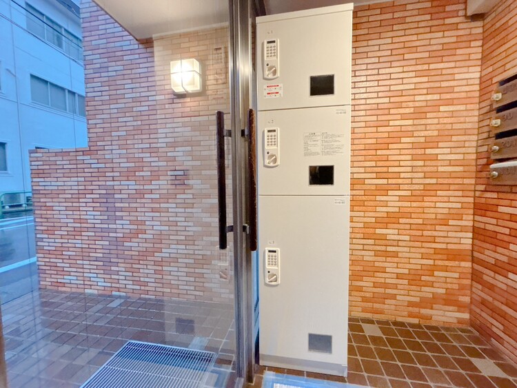設備 共用部分の宅配ボックスです。留守中の荷物受け取りもできるので、安心して外出ができますね。