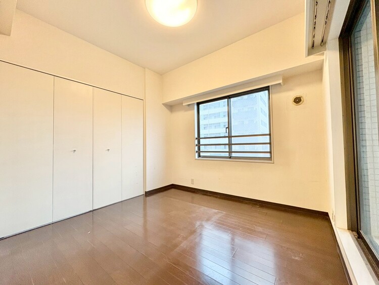 寝室 ベッドも十分に設置するスペースがあります。