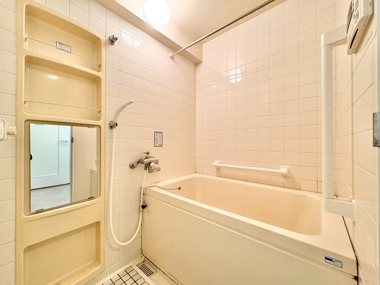 風呂 一日の疲れを癒すバスルームは、心地よいリラックスを叶える清潔感溢れる空間です。